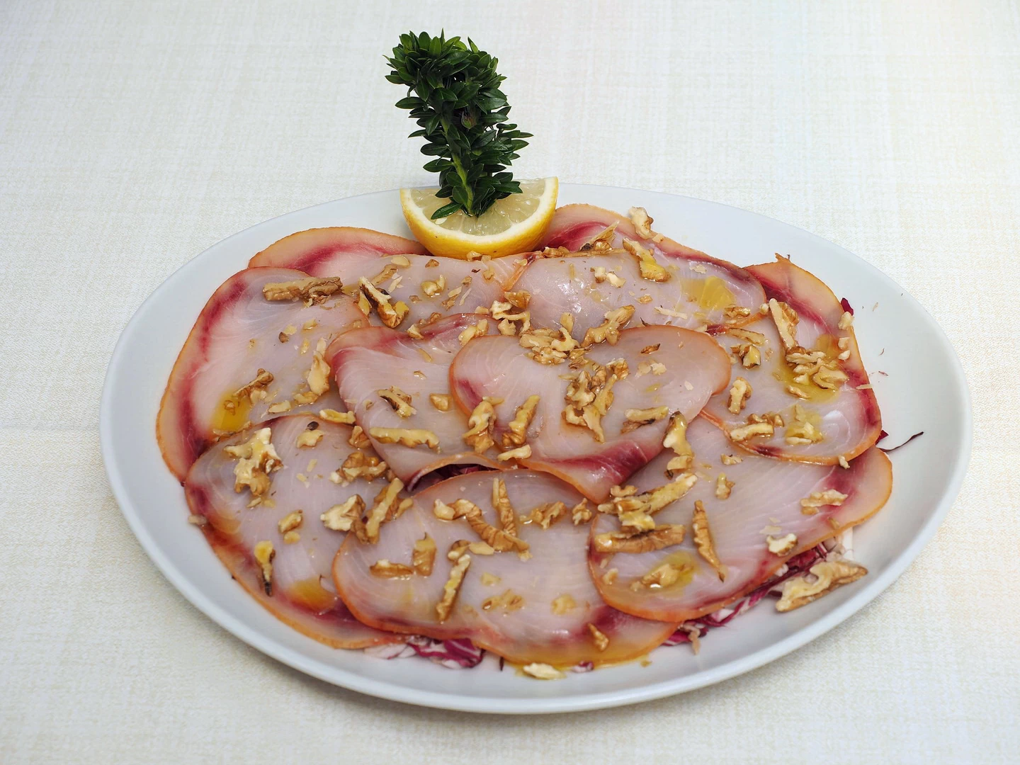 Pesce spada affumicato con trevisana e noci