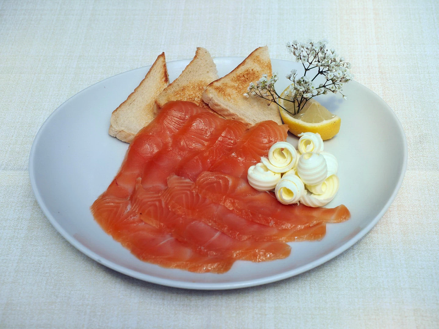 Salmone affumicato con burro e crostini