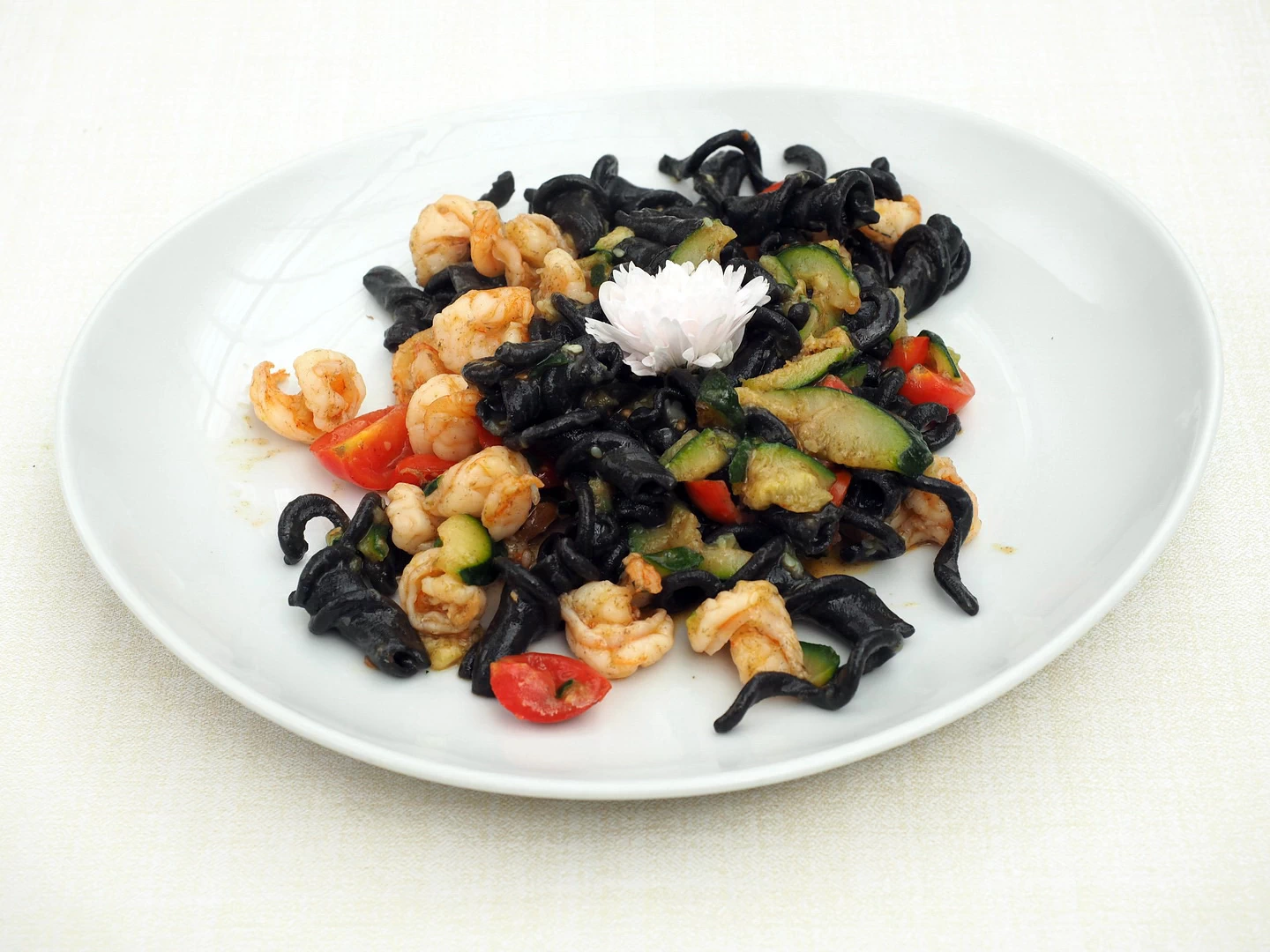 Corallo nero con gamberetti, zucchine e pomodorini